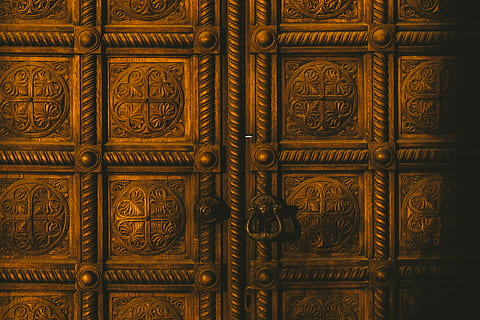 porta fechada, porta marrom fechada, porta, origens, quadro completo, arte e Artesanato, desenhar, ninguém, padronizar, construir, dentro de casa, criatividade, fechadas, protecção, fechar-se, escultura - produto artesanal, Entrada, segurança, madeira - material, Castanho, ouro colorido, ornamentado, estampa floral, 1080P, CC0, domínio público, royalty free