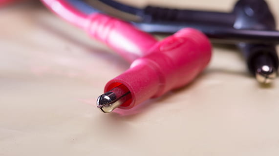 dos, rojo, negro, cuerdas, beige, superficie, sondas, multimetro, electrónica, equipo, medición, instrumento, digital, ensayador, metro, voltímetro, ingeniero, tecnología, técnico, profesional, ohm, resistencia, corriente, herramienta, prueba, medida, electricidad, comprobar, cable, nadie, de cerca, adentro, día, color rosa, parte del cuerpo humano, mano humana, salud y medicina, mano, uña, esmalte de uñas, gente, centrarse en primer plano, solo objeto, belleza, coche, bolígrafo, enfoque selectivo, mesa, naturaleza muerta, 1080P, CC0, dominio público, libre de derechos