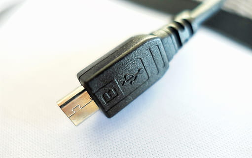 enchufe usb, enchufe, computadora, ordenador, conexión, USB, computadora, conexión, enchufe, cable, accesorios de computador, cable de datos, conectar, transferencia de datos, tecnología, hardware, Puerto USB, cable USB, edp, cable de carga, transferir, negocio, de cerca, datos, financiar, riqueza, comunicación, texto, ahorros, metal, adentro, nadie, solo objeto, tinta, escritura occidental, bolígrafo, oficina, naturaleza muerta, Internet, lujo, 2K, CC0, dominio público, libre de derechos