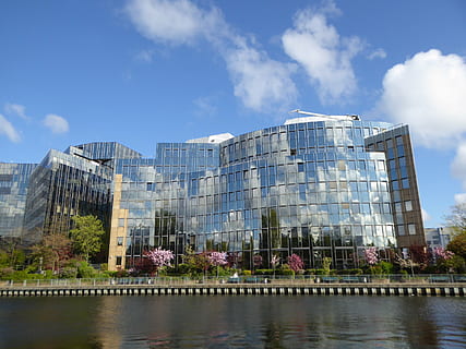 núvols, duplicació, façana, cel, reflexió, vidre, mirall, façana de vidre, gratacels, Berlín, gresca, primavera, edifici d'oficines, edifici, arquitectura, sol, reflexió sobre el núvol, edifici alt, modern, escena urbana, estructura construïda, exterior de l'edifici, ciutat, núvol - cel, naturalesa, dia, exterior d’edifici d’oficines, oficina, destinacions de viatge, aigua, cap gent, a l'aire lliure, vidre - material, paisatge urbà, districte financer, 2K, CC0, domini públic, lliure de regalies