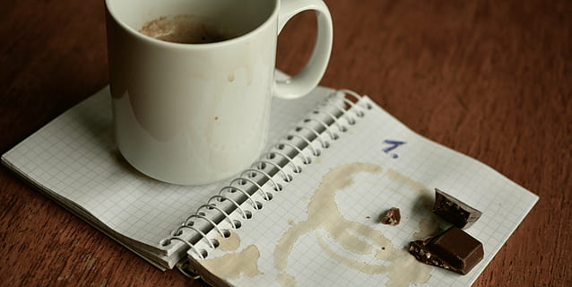 blanc, ceràmica, tassa, xocolata, col · locat, pàgina de quaderns, quadern, pla, dates, tassa de cafè, trencar, Escriu a sota, anoteu-ne, planificació, Nou començament, oficina, cafè - beguda, taula, a l'interior, menjar i beguda, cap gent, primer pla, beure, dia, cafè, material de fusta, bloc de notes, beguda calenta, refresc, te - beguda calenta, comunicació, marró, centrar-se en primer pla, te, vaixella, tassa de te, 5K, CC0, domini públic, lliure de regalies