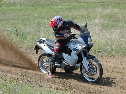 osoba prowadząca motocykl, moc, ktm, silnik, motocykl, enduro, Sport, pojazd, wyścig motocyklowy, transport, środek transportu, pole, wylądować, Natura, dzień, trawa, pojazd lądowy, jazda konna, kask, jazda, roślina, na dworze, kask sportowy, pełna długość, spędzania wolnego czasu, światło słoneczne, prawdziwi ludzie, nakrycia głowy, 1080P, CC0, domena publiczna, darmowe zdjęcia