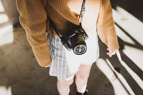 moteris, dėvėti, ruda, megztinis, balta, šortai, juoda, canon dslr fotoaparato diržas, kūnas, stovėti, pilka, betonas, žemės, vienas asmuo, midsection, suaugusiųjų, ūkyje, fotoaparatas - fotografijos įranga, atsitiktinis apranga, sutelkti dėmesį į naujas žinias, moterys, dieną, vyrai, fotografijos temos, realūs žmonės, patalpose, gyvenimo būdą, technologijos, žmogaus kūno dalis, Vaizdas iš priekio, apranga, 2K, CC0, Viešasis domenas, nemokamai