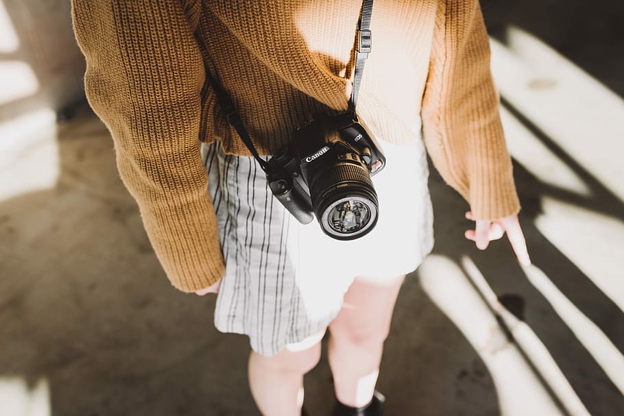 dona, portar, marró, suèter, blanc, curts, negre, canon dslr camera sling, cos, de peu, gris, concret, sòl, una persona, secció mitjana, adult, celebració, càmera - equip fotogràfic, roba casual, centrar-se en primer pla, dones, dia, homes, temes de fotografia, persones reals, a l'interior, estils de vida, tecnologia, part del cos humà, vista frontal, roba, 2K