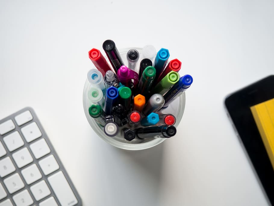 wit, bureau, toetsenbord, pennen, telefoon, computer, desktop, ipad, markers, blocnote, schrijfbehoeften, tablet, werk, bedrijf, voorwerpen, kantoor, technologie, werkruimte, het werk gedaan krijgen, werk + tech, potlood, uitrusting, multi gekleurd, rekenmachine, opleiding, witte achtergrond, studio opname, detailopname, binnenshuis, geen mensen, computerapparatuur, verbinding, grote groep objecten, hoge hoekmening, keuze, pen, stilleven, recht boven, keypad, 4K