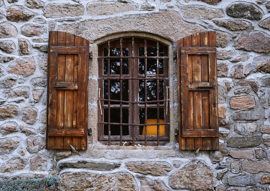 obert la finestra de fusta, finestra, edifici, panell, arquitectura, façana, pedres, edifici rústic, estructura construïda, exterior de l'edifici, porta, entrada, tancat, casa, material de fusta, vell, dia, paret, cap gent, seguretat, paret de pedra, història, resistent, protecció, a l'aire lliure, 5K
