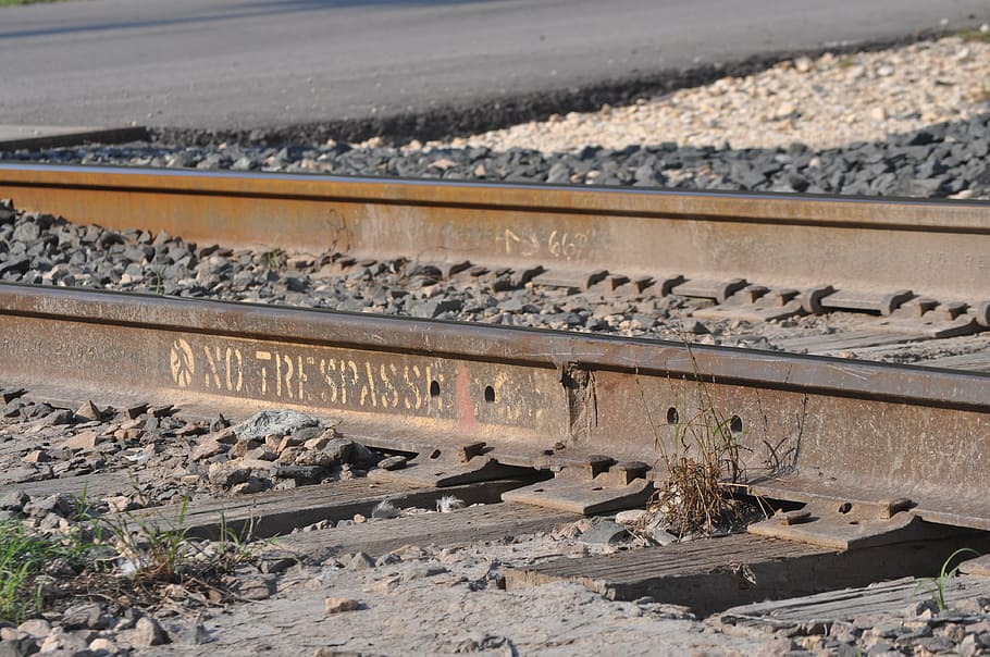 tren, pista, restringit, vies del tren, vies del ferrocarril, transport, acer, transport per ferrocarril, cap gent, dia, grava, sòlid, arquitectura, naturalesa, a l'aire lliure, viatjar, estructura construïda, corbata de ferrocarril, carretera, connexió, vista d’angle alt, metall, rock - object, rock, clima àrid, 4K