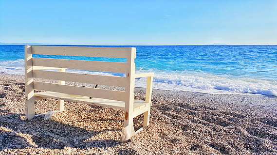 blanc, fusta, banc, platja, cadira, sorra, estiu, sol, sortida del sol, posta de sol, naturalesa, Albània, mar, aigua, terra, horitzó sobre l’aigua, horitzó, seient, bellesa a la natura, escena tranquil·la, tranquil·litat, blau, cel, buit, escenics - natura, llum solar, cap gent, absència, a l'aire lliure, 5K, CC0, domini públic, lliure de regalies