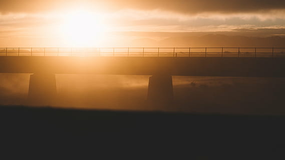 silta, kultainen, tunnin, maisema, valokuva, auringonnousu, arkkitehtuuri, rakenne, auringonlasku, tumma, horisontti, taivas, ei ihmisiä, luonto, tyyneys, scenics, ulkona, kauneus luonnossa, sumu, aurinko, auringonvalo, pilvi - taivas, maisemat - luonto, siluetti, rauhallinen kohtaus, vesi, oranssi väri, yhteys, kopiointitila, auringonsäde, ympäristö, linssiheijastus, 4K, CC0, public domain, rojaltivapaa