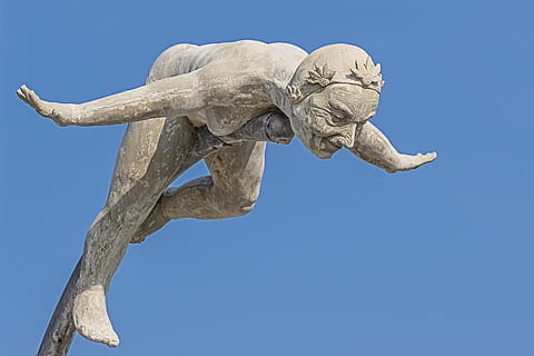 selektivní, soustředit se, beton, socha, anděl, ďábel, milý, duality, rovnost, zlo, nebe, modrý, vzneseny, horní, sochařství, čisté nebe, umění a řemesla, nikdo, zastoupení, nízký úhel pohledu, Příroda, den, tvořivost, savec, lidské zastoupení, Dějiny, venku, destinace, cestovat, 4K, CC0, veřejná doména, bez autorských práv