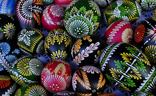 bunt gemischtes Ei, Farbe, Eier, Osterferien, Ostereier, Dekoration, traditionell, mehrfarbig, Variation, Wahl, keine Leute, drinnen, Vollbild, Muster, Nahansicht, große gruppe von gegenständen, Stillleben, Lebensmittel, zu verkaufen, Verkauf, Hintergründe, Fülle, Essen und Trinken, High Angle View, Design, Süßes Essen, Blumenmuster, Verkaufsdisplay, Versuchung, 4K, CC0, gemeinfrei, lizenzfrei