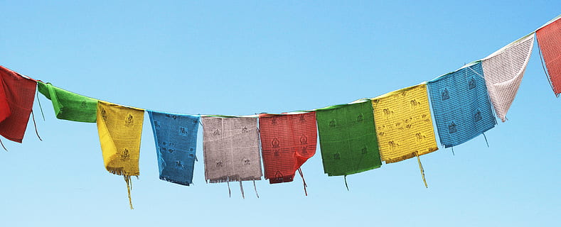 bendera, bendera doa, langit, agama Buddha, doa, percaya, bendera doa tibet, warna, angin, pukulan, dinamika, agama, keagamaan, budaya, kerohanian, menggantung, tergantung, biru, multi-warna, gantung, langit cerah, alam, jemuran, tidak ada orang, cerah, hari, tekstil, pakaian, di luar rumah, dekorasi, merah, menyalin ruang, kepercayaan, konsumerisme, 5K, CC0, domain publik, bebas royalti