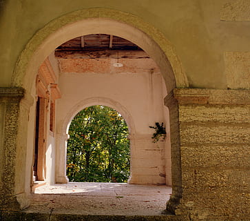 uşă, arc, copaci, pădure, piatră, podea, calea europeană, e5, Lessinia, Italia, arhitectură, construită, istorie, trecutul, clădire, nici o persoana, exteriorul clădirii, zi, coloană arhitecturală, plantă, natură, montare pe perete, în aer liber, vechi, lăcaș de cult, religie, Intrare, arcuit, curte, 4K, CC0, domeniu public, fără drepturi de autor