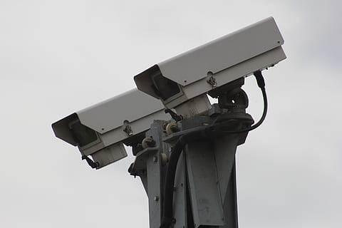 bezpečnostní kamery, pošta, bezpečnostní kamera, Fotoaparát, bezpečnostní, kamerový systém, dohled, velký, průmysl, monitor, zajistit, městský, řízení, hodinky, špión, bezpečnostní systém, technologie, bezpečnost, nebe, nikdo, ochrana, sdělení, nízký úhel pohledu, varovná cedule, podepsat, sledování, hledá, domácí videokamera, čisté nebe, venku, fotoaparát - fotografické vybavení, velký bratr - orwellovský koncept, bezpečnostní personál, elektrické zařízení, 5K, CC0, veřejná doména, bez autorských práv