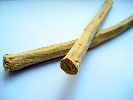 dwa, brązowy, drewniane kije, lukrecja, korzeń, korzeń lukrecji, lukrecja, korzeń, drewno - materiał, studio strzał, niebieski, żadnych ludzi, wewnątrz, zbliżenie, martwa natura, białe tło, pojedynczy obiekt, kopia przestrzeń, wysoki kąt widzenia, narzędzie, narzędzie pracy, drewno, stół, sprzęt, drzewo, przyprawa, narzędzie ręczne, niebieskie tło, 2K, CC0, domena publiczna, darmowe zdjęcia