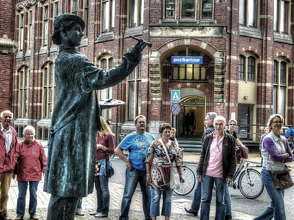 gezichtsverf, levend standbeeld, plein, toeschouwers, mensen, architectuur, buitenkant van het gebouw, beeldhouwwerk, ingebouwde structuur, kunst en ambacht, menselijke representatie, groep mensen, vertegenwoordiging, standbeeld, stad, mannelijke gelijkenis, straat, creativiteit, echte mensen, vrouw, dag, mannen, gebouw, buitenshuis, 1080P, CC0, publiek domein, royaltyvrij