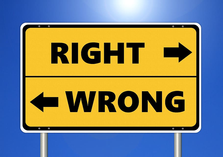 geel, zwart, rechts, fout, bewegwijzering, ethiek, ethisch, Moreel, integriteit, eerlijkheid, moraliteit, dilemma, verantwoordelijkheid, keuze, waarde, correct, code, teken, principes, communicatie, pijlsymbool, verkeersbord, symbool, de begeleiding, richting, weg, richtingsteken, tekst, geen mensen, waarschuwingsbord, westers schrift, informatie, verkeersbord pijl, informatiebord, detailopname, blauw, buitenshuis, vorm van communicatie, 4K