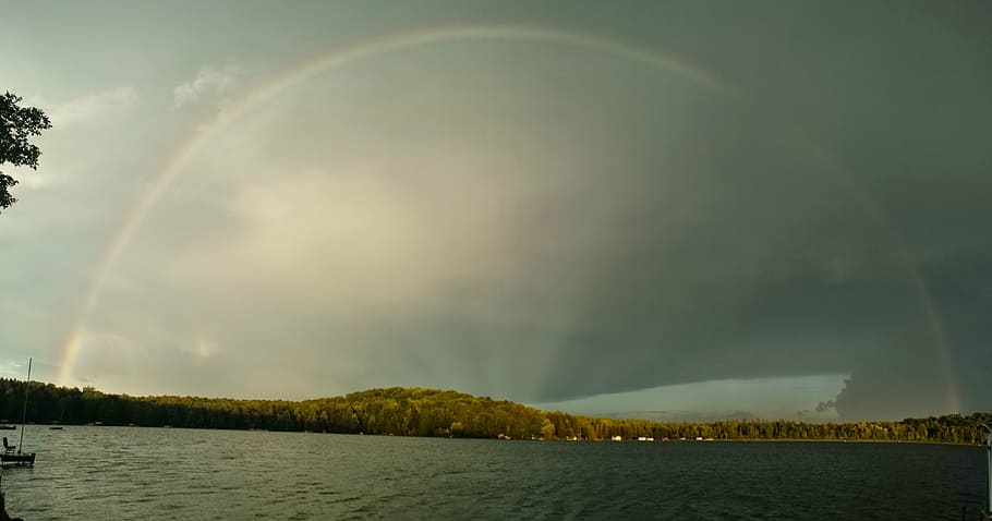 Regenbogen, See, Bogen, Schönheit in der Natur, Himmel, Szenen - Natur, Baum, Ruhe, wolke - himmel, ruhige Szene, Wasser, Pflanze, keine Leute, Natur, idyllisch, Umgebung, Nicht-städtische Szene, Sturm, draußen, 4K
