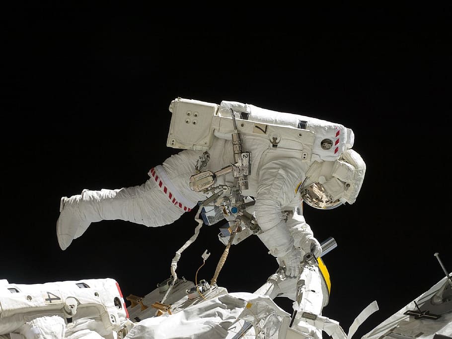hvid astronaut, astronaut, rumvandring, iss, værktøjer, dragt, pakke, tøjr, flydende, International rum Station, plast, futuristisk, legetøj, redaktionelle, rumskib, george lucas, repræsentation, skulptur, sort baggrund, Kunst og håndværk, ingen mennesker, menneskelig repræsentation, nat, rumudforskning, indendørs, plads, robot, teknologi, mandlig lighed, kreativitet, statue, fortiden, rumdragt, 1080P