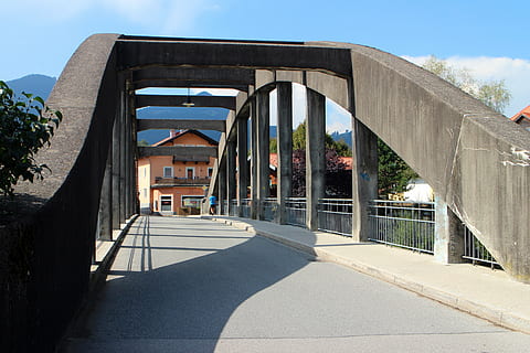 arkitektur, bygning, bro, beton, betonbro, gammel, historisk, trafikrute, overgang, flod, vand, perspektiv, bygget struktur, bygning udvendig, himmel, sollys, natur, skygge, dag, ingen mennesker, plante, udendørs, by, solrig, vejen frem, træ, retning, arkitektoniske kolonne, moderne, 4K, CC0, offentligt domæne, royaltyfrie