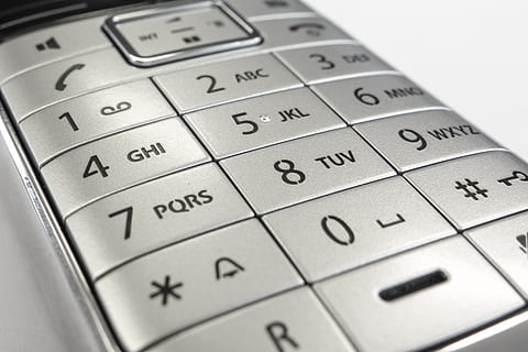 telefono grigio candybar, Telefono, dect, tastiera, avvicinamento, cifre, tastiera numerica, chiamata, ricomposizione, numero, testo, nessuno, in casa, carta, comunicazione, calendario, tecnologia, cultura artistica e intrattenimento, rilassamento, tecnologia wireless, giochi di svago, sceneggiatura occidentale, promemoria, attività commerciale, computer, girato in studio, connessione, attività di svago, 2K, CC0, dominio pubblico, privo di copyright