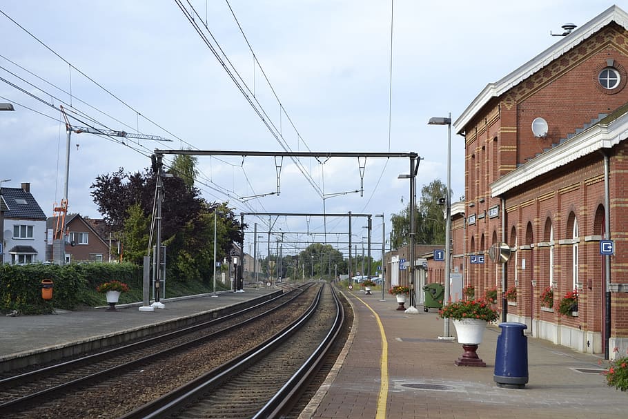 estació, bilzen, sncb, transport per ferrocarril, pista, vies del ferrocarril, cable, arquitectura, transport, estructura construïda, electricitat, exterior de l'edifici, cel, línia elèctrica, manera de transport, piló d’electricitat, naturalesa, dia, Font d'alimentació, tecnologia, el camí a seguir, edifici, transport públic, perspectiva decreixent, cap gent, a l'aire lliure, llarg, 2K