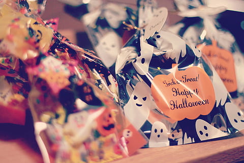 contento, pacchetto di Halloween, Marrone, di legno, table yop, Halloween, pacco, tavolo di legno, yop, nessuno, decorazione, cultura artistica e intrattenimento, in casa, multicolore, musica, strumento musicale, arte e artigianato, creatività, celebrazione, natura morta, messa a fuoco selettiva, avvicinamento, grande gruppo di oggetti, vacanza, rappresentazione, scelta, Natale, mestiere, testo, giocattolo, ornamento di Natale, 1080P, CC0, dominio pubblico, privo di copyright