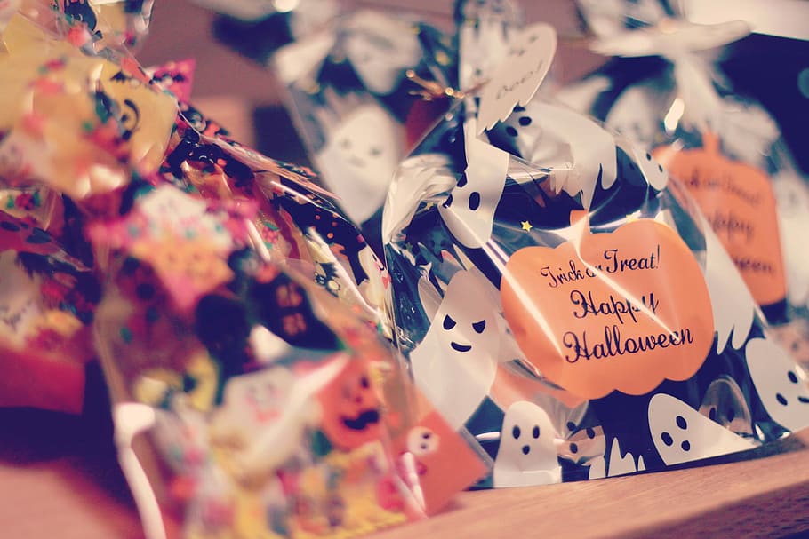contento, pacchetto di Halloween, Marrone, di legno, table yop, Halloween, pacco, tavolo di legno, yop, nessuno, decorazione, cultura artistica e intrattenimento, in casa, multicolore, musica, strumento musicale, arte e artigianato, creatività, celebrazione, natura morta, messa a fuoco selettiva, avvicinamento, grande gruppo di oggetti, vacanza, rappresentazione, scelta, Natale, mestiere, testo, giocattolo, ornamento di Natale, 1080P