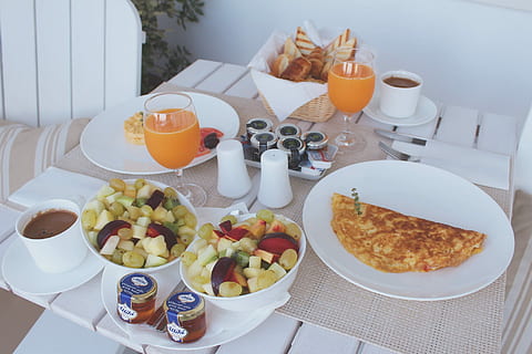 ceramică, dinnerware, a stabilit, alimente, farfurie, masa, masă, mic dejun, în interior, masa de seara, nici o persoana, mâncare, mancare si bautura, faianță, mâncat sănătos, gurmand, Masa de pranz, zi, băutură, prospeţime, gustare, gata să mănânce, ceașcă, fruct, vedere în unghi mare, halbă, cană de cafea, natură moartă, dimensiune de servire, pâine, sticlă, portocale, salata de fructe, mancare frantuzeasca, tavă, 1080P, CC0, domeniu public, fără drepturi de autor