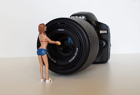 kamera, nikon, linse, ren, objektivt ren, vask, gammelt kamera, fotokamera, fotografi, flash lys, digital, digitalt kamera, Foto, fotografering, billede, billeder, åbning, linsen ren, kamera - fotografisk udstyr, mennesker, en person, fotograf, studio skud, voksen, kaukasisk etnicitet, Kvinder, udstyr, bedrift, dæk, reparation, hjul, indendørs, fuld længde, ung voksen, teknologi, sort farve, beskæftigelse, hunner, stående, unge kvinder, afslappet tøj, kunstkultur og underholdning, frisure, 4K, CC0, offentligt domæne, royaltyfrie