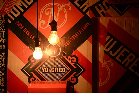 lampen, licht, structuur, idee, illustratie, vector, achtergronden, verlicht, communicatie, verlichtingsapparatuur, tekst, westers schrift, teken, gloeilamp, architectuur, geen mensen, nacht, stad, gloeiend, neon-, opknoping, rood, straat, ingebouwde structuur, de begeleiding, binnenshuis, elektriciteit, elektrische lamp, plafond, 5K, CC0, publiek domein, royaltyvrij