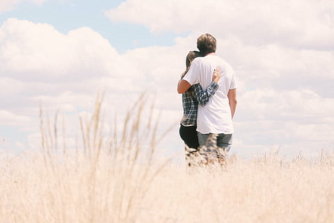 étreindre, homme, femme, permanent, champ de blé, jour, blanc, herbe, champ, ciel, des nuages, de plein air, personnes, couple, amour, gars, fille, sortir ensemble, étreinte, vue arrière, mi adulte, hommes d'âge moyen, Seulment les adultes, que les hommes, Vêtements décontractés, adulte, en plein air, journée, deux personnes, Hommes, nuage - ciel, unité, la nature, terre, plante, Activité de loisir, couple hétérosexuel, émotion positive, couple - relation, 5K, CC0, domaine public, libre de droits
