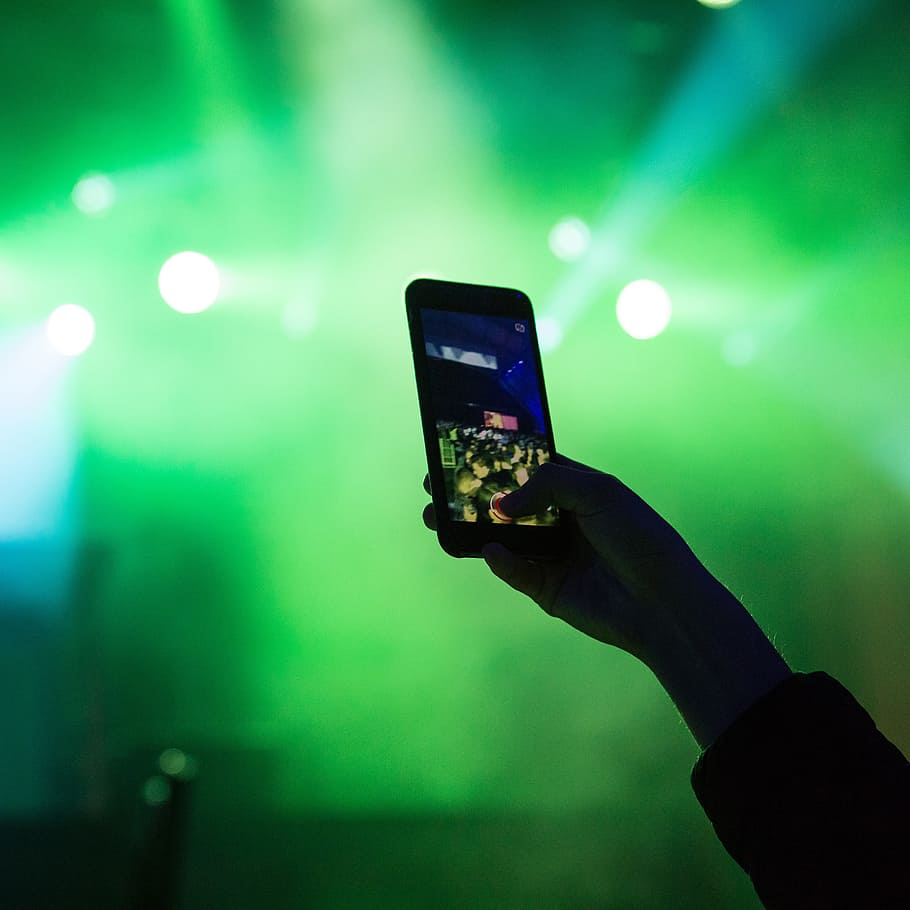 faretti, mobile, Telefono, telecamera, fotografia, aggeggio, mano, mano umana, tecnologia wireless, smart phone, tecnologia, cellulare, vita notturna, illuminato, parte del corpo umano, notte, dispositivo di informazione portatile, detenzione, attività, Fotografare, temi fotografici, cultura artistica e intrattenimento, comunicazione, prestazione, una persona, luce, palcoscenico, Festival, luce scenica, braccio umano, 4K