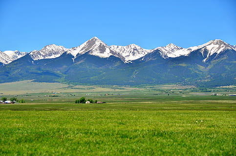 montagne, gamma, cielo, prato, paesaggio, natura, picco, la neve, estate, scenario, panorama, all'aperto, panoramico, primavera, blu, montagna, scenics - natura, bellezza nella natura, ambiente, catena montuosa, terra, scena tranquilla, erba, pianta, la tranquillità, temperatura fredda, campo, colore verde, scena rurale, nessuno, montagna innevata, picco di montagna, semi arido, 1080P, CC0, dominio pubblico, privo di copyright