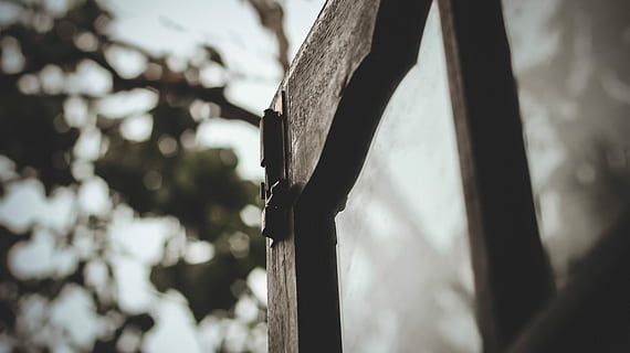 overfladisk, fokus fotografering, Brun, træ-, ramme, udendørs, sne, tæt, dag, sommer, farve, sæson, græs, vinter, sort, struktur, tilbageholdenhed, landskab, is, himmel, søm, obstruktion, befæstelser, barriere, stakit, tæt på, fokus på forgrunden, ingen mennesker, selektiv fokusering, natur, træ - materiale, sollys, træ, hængende, plante, beskyttelse, mønster, sikkerhed, design, Kunst og håndværk, arkitektur, 5K, CC0, offentligt domæne, royaltyfrie