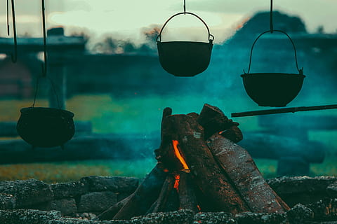 tre vasi sospesi, nero, pentola, legna da ardere, fotografia, falò, pentole, firepit, fuoco, pozzo del fuoco, ghisa, fuoco - fenomeno naturale, calore - temperatura, all'aperto, fiamma, nessuno, avvicinamento, giorno, ardente, natura, fumo - struttura fisica, concentrarsi sulle conoscenze acquisite, utensile da cucina, raggiante, sospeso, metallo, attrezzature domestiche, cielo, attrezzatura per l'illuminazione, preparazione, 5K, CC0, dominio pubblico, privo di copyright