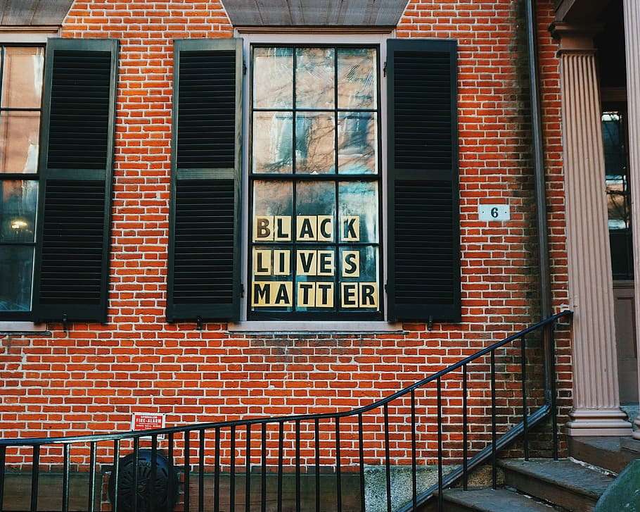 sort, lever poster, vindue, træ-, 2-dørs, 2-dørs louver spejl, dagtimerne, bygning, arkitektur, væg, trin, gelænder, bygning udvendig, bygget struktur, dag, meddelelse, ingen mennesker, tekst, murstens væg, mursten, rækværk, by, vestlige script, indgang, boligområde, skilt, udendørs, lukket, 4K