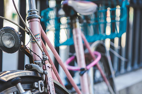 bruin, fiets, naast, zwart, hek, roze, stadsfiets, geparkeerd, grijs, metalen hek, vervoer, selectieve aandacht, wijze van transport, geen mensen, landvoertuig, detailopname, wiel, metaal, uitrusting, dag, reizen, stationair, buitenshuis, in een rij, opknoping, architectuur, focus op de voorgrond, stad, cilinder, 5K, CC0, publiek domein, royaltyvrij
