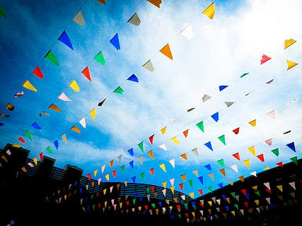 hængt assorterede farve buntings, himmel, blå, flag, farverig, Sky, ferie, solrig, sommer, multi farvet, dekoration, lav vinkel visning, hængende, flagdug, arkitektur, bygget struktur, sky - himmel, ingen mennesker, tro, bygning udvendig, natur, religion, fest, dag, spiritualitet, udendørs, festival, 2K, CC0, offentligt domæne, royaltyfrie