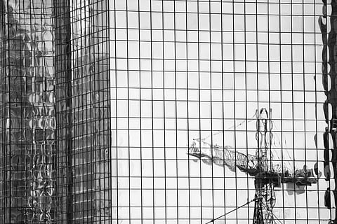 edifici, finestres, reflexió, torres, elevacions elevades, arquitectura, ciutat, urbà, grua, construcció, metall, cap gent, dia, tanca, quadrícula, patró, barrera, marc complet, estructura construïda, límit, cable, a l'aire lliure, vista d’angle baix, seguretat, primer pla, fons, protecció, Font d'alimentació, 1080P, CC0, domini públic, lliure de regalies