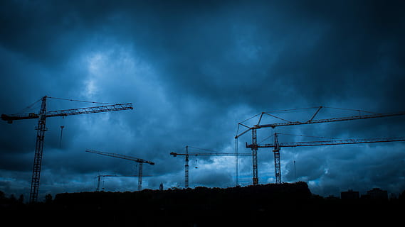Krantürme aus Metall, wolkig, Tag, Silhouette, Baukräne, Himmel, tagsüber, Wolke, dunkel, Kran, industriell, Blau, wolke - himmel, Dämmerung, Elektrizität, Kabel, Sturm, Technologie, Natur, Kommunikation, Strommast, keine Leute, Industrie, Nacht-, die Architektur, Stromleitung, Netzteil, Verbindung, draußen, 5K, CC0, gemeinfrei, lizenzfrei
