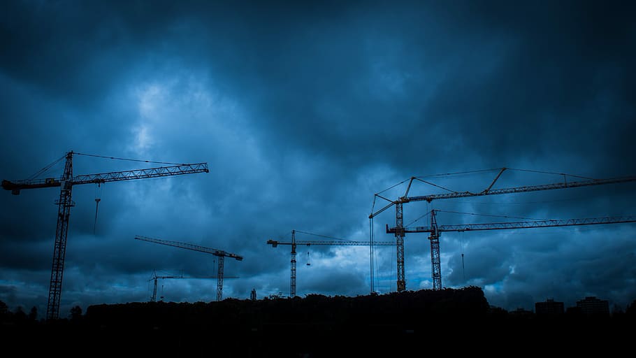 torres de grues metàl·liques, ennuvolat, dia, silueta, grues de construcció, cel, durant el dia, núvol, fosc, grua, industrial, blau, núvol - cel, vespre, electricitat, cable, tempesta, tecnologia, naturalesa, comunicació, piló d’electricitat, cap gent, indústria, nit, arquitectura, línia elèctrica, Font d'alimentació, connexió, a l'aire lliure, 5K