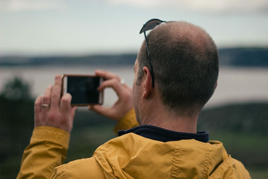 man, nemen, afbeelding, natuur, selectief, focus fotografie, pratend, foto, iphone, hoofd, persoon, fotografie, jas, zonnebril, camera, telefoon, smartphone, bezit, ring, landschap, buitenshuis, samsung, technologie, fotografie thema's, fotograferen, activiteit, fotoberichten verzenden, achteraanzicht, zee, een persoon, hoofdschot, slimme telefoon, draagbaar informatie-apparaat, Draadloze technologie, mobiele telefoon, portret, communicatie, water, mannen, camera - fotografische apparatuur, digitale camera, 4K