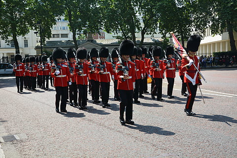 pază, roșu, Etapa, Martie, Londra, schimbarea garzii, palat, uniformă, oameni adevărați, uniforma militara, grup de oameni, grup mare de oameni, mulţimea, paradă, militar, îmbrăcăminte, eveniment, bărbați, celebrare, guvern, zi, parada militara, soldat militar, Fanfara, mars, forte armate, în aer liber, 5K, CC0, domeniu public, fără drepturi de autor