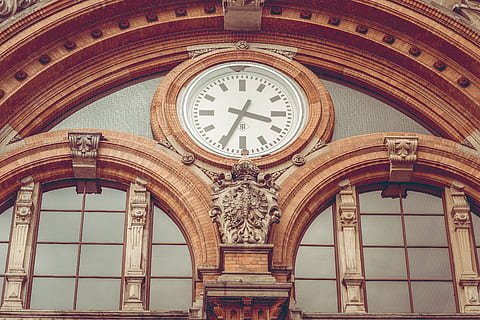 Low-Angle-Foto, Kuppel, braun, Gebäude, Analoge Uhr, 34 Zeit, Bahnhofsuhr, Zeit, Uhr, Turm, Kirche, Fenster, Glas, die Architektur, Bogen, gebaute Struktur, keine Leute, Gebäudehülle, Tag, Flachwinkelansicht, Geschichte, die Vergangenheit, Decke, Reiseziele, aufwendig, architektonisches Merkmal, Eisenbahnstation, Muster, Anbetungsstätte, Ziffernblatt, Minutenzeiger, Wanduhr, 5K, CC0, gemeinfrei, lizenzfrei