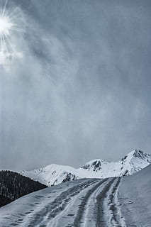 innevato, montagna, nuvoloso, cielo, giorno, fotografia ad angolo basso, bianca, grigio, luce del sole, nube, la neve, inverno, temperatura fredda, nuvola - cielo, bellezza nella natura, scenics - natura, scena tranquilla, la tranquillità, copertura, ambiente, montagna innevata, scena non urbana, natura, nessuno, paesaggio, Colore bianco, picco di montagna, neve polverosa, 5K, CC0, dominio pubblico, privo di copyright