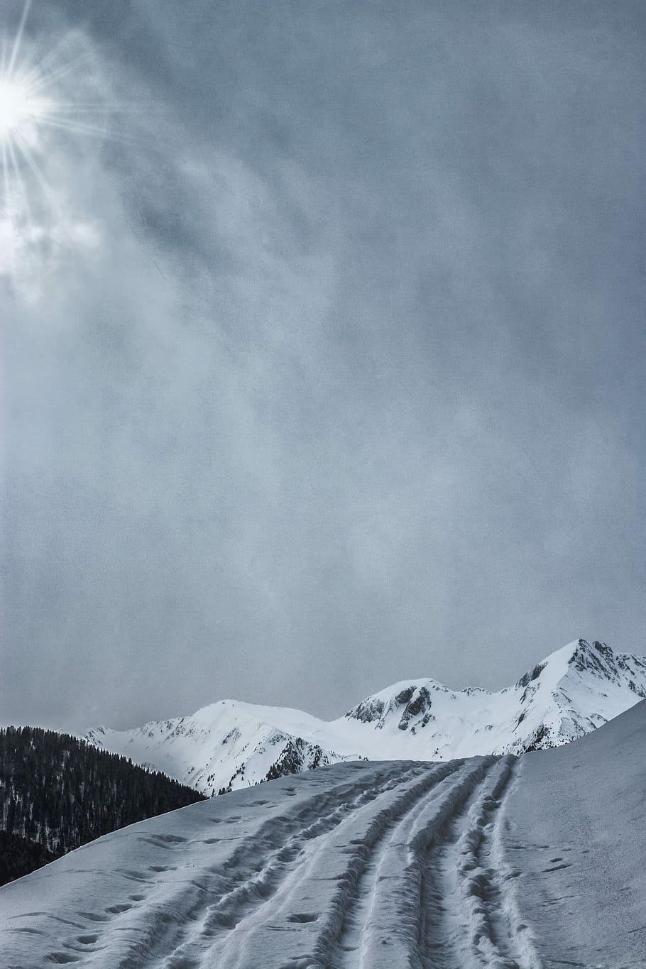 innevato, montagna, nuvoloso, cielo, giorno, fotografia ad angolo basso, bianca, grigio, luce del sole, nube, la neve, inverno, temperatura fredda, nuvola - cielo, bellezza nella natura, scenics - natura, scena tranquilla, la tranquillità, copertura, ambiente, montagna innevata, scena non urbana, natura, nessuno, paesaggio, Colore bianco, picco di montagna, neve polverosa, 5K