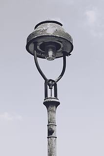 lyhty, lamppu, valo, valaistus, katuvalaisin, ulko-, ulkovalaistus, taivas, haalistua, vanha, hehkulamppu, matala kulma, valaistuslaitteet, katuvalo, katu, päivä, ei ihmisiä, luonto, napa, metalli-, pilvi - taivas, ulkona, tekniikka, sähkövalo, design, rakennettu rakenne, retro-tyylinen, sähkölamppu, 2K, CC0, public domain, rojaltivapaa