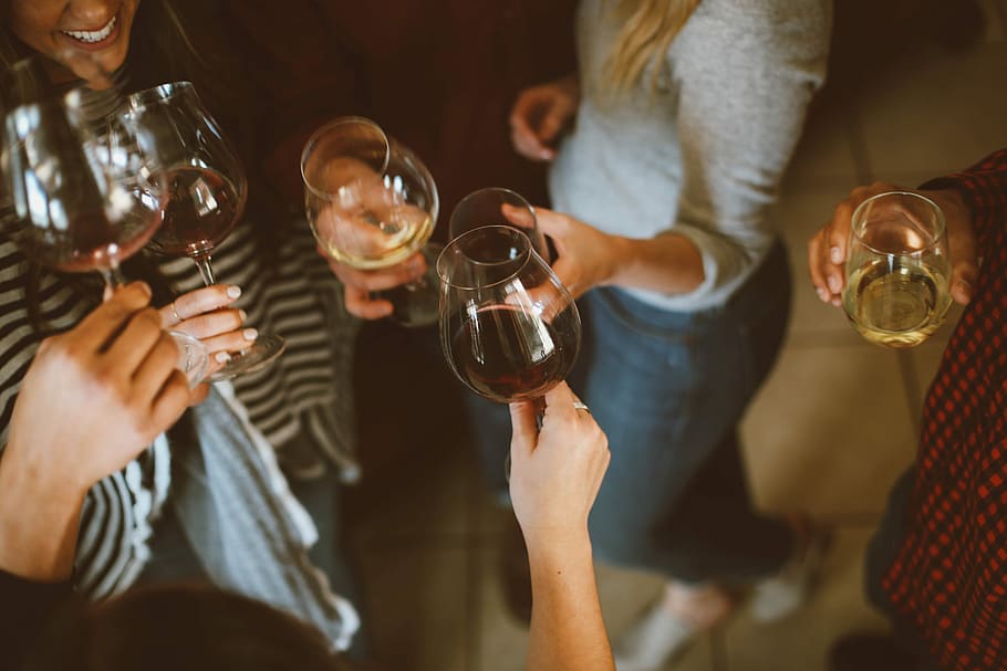 grupę, žmonių, supimas, vyno taurė, sekli, sutelkti fotografiją, vyno taurės, stiklas, alkoholio, vynas, žmonių grupė, gerti, suaugusiųjų, Draugystė, šventė, moterys, bendrumas, gaivinimas, ūkyje, malonumas, šypsosi, Maistas ir gėrimai, šventinis skrudintuvas, Socialinis susitikimas, ranka, raudonas vynas, 5K