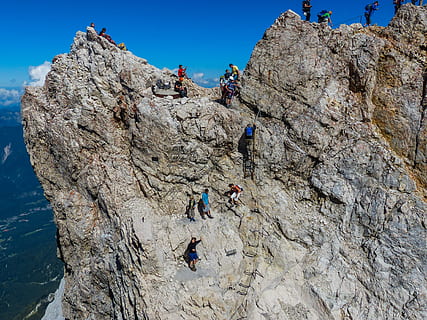 zugspitze, cim, Alemanya, vista llunyana, alpí, massís zugspitze, paisatge de muntanya, muntanya, vista, alpinisme, núvols, rock, baviera, naturalesa, alçada, empinada, steinig, Esports extrems, aventura, esport, a l'aire lliure, gent, escalada en roca, escalada, homes, esport i fitness, treball en equip, rock - object, risc, blau, recerca recreativa, dia, sòlid, formació de roca, activitat d'oci, activitat, grup de persones, cel, estils de vida, vista d’angle baix, esforç, formació, 4K, CC0, domini públic, lliure de regalies